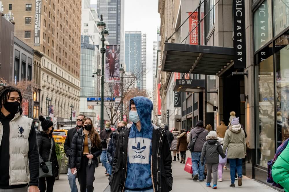 People wear face masks walk streets of manhattan during covid 19 omicron wave 1