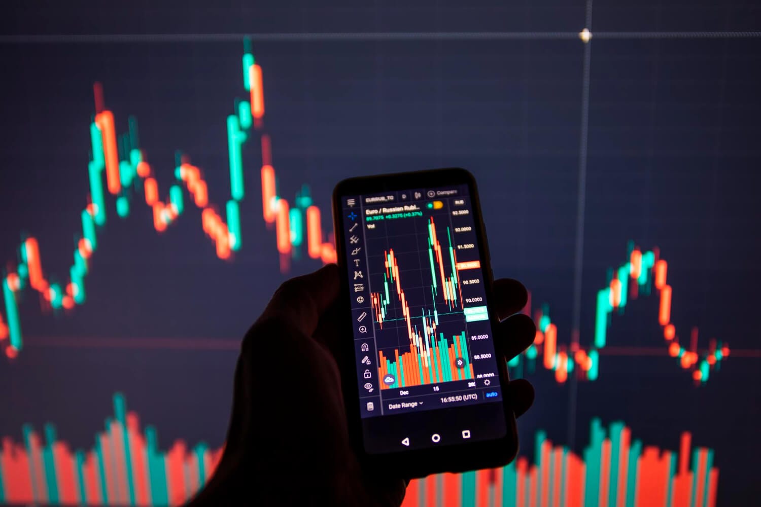 man analyse stock market using mobile smart phone (1)